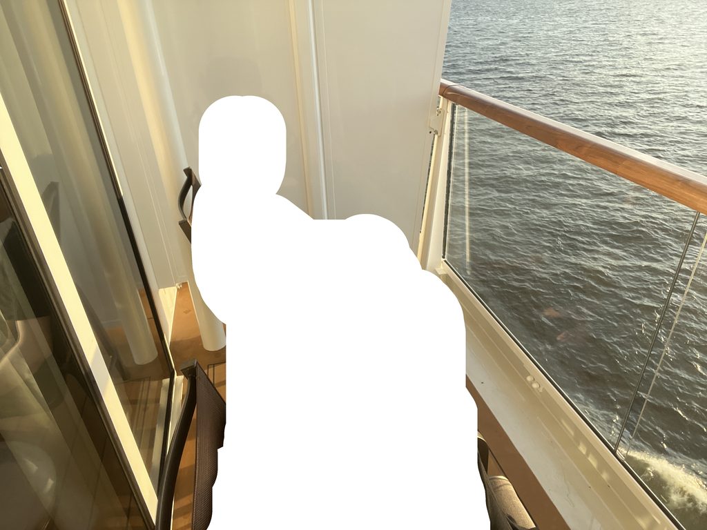 バルコニーから望む夕方の海