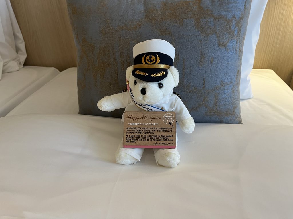 クマのぬいぐるみとデザートプレートカード